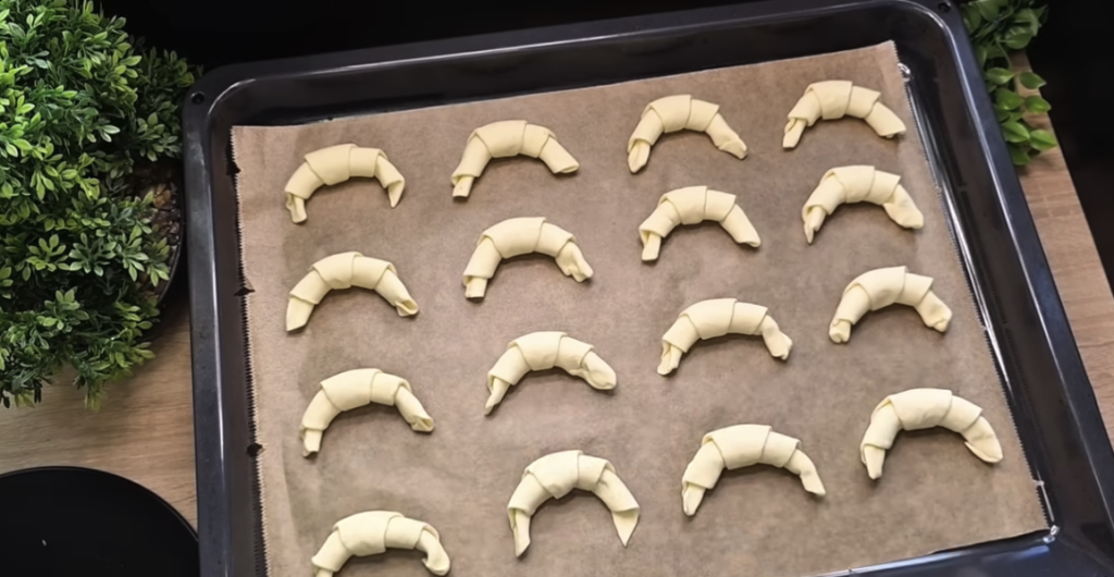 Rychlé croissanty z listového těsta s Nutellou a oříšky – hotové za 30 minut