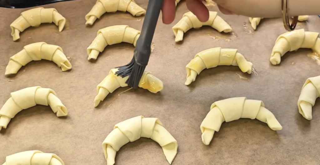 Rychlé croissanty z listového těsta s Nutellou a oříšky – hotové za 30 minut