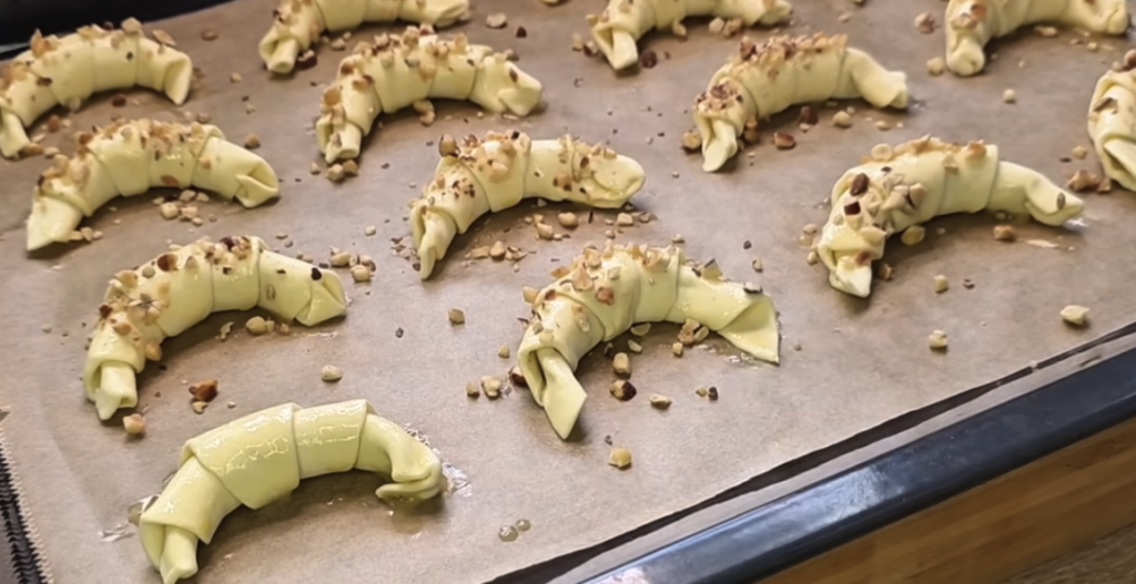 Rychlé croissanty z listového těsta s Nutellou a oříšky – hotové za 30 minuty
