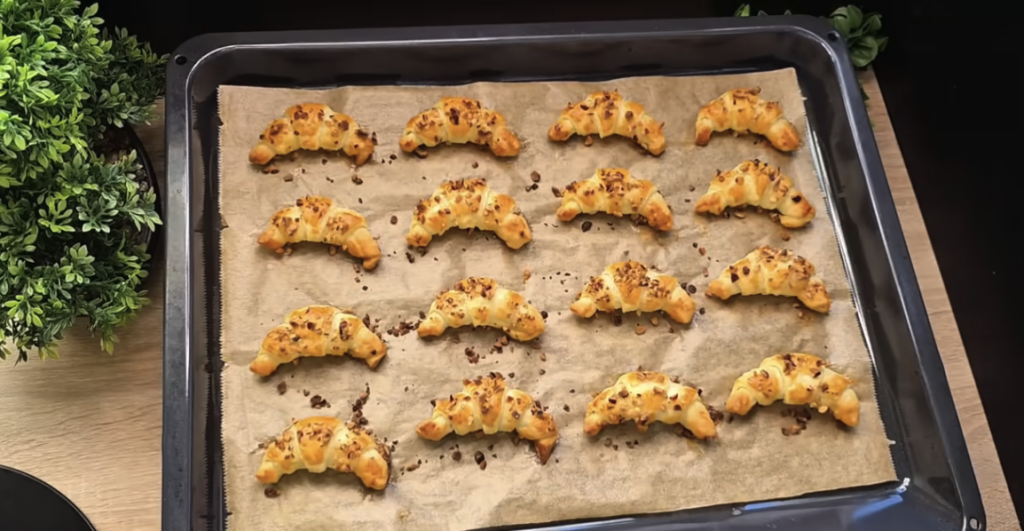 Rychlé croissanty z listového těsta s Nutellou a oříšky – hotové za 30 minut