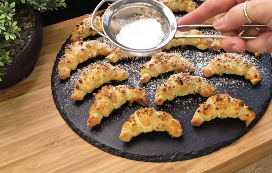 Rychlé croissanty z listového těsta s Nutellou a oříšky – hotové za 30 minut