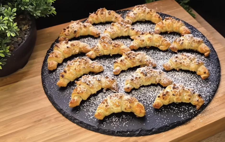 Rychlé croissanty z listového těsta s Nutellou a oříšky – hotové za 30 minut