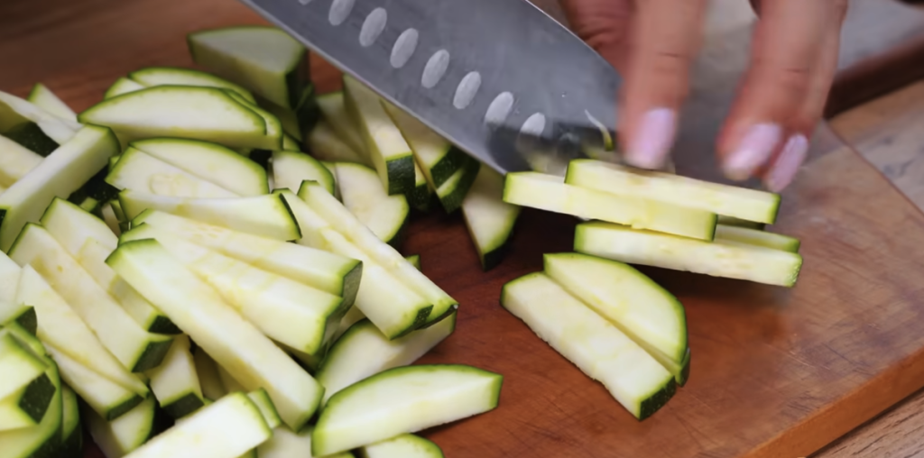 Restovaná cuketa se sezamem a koprem s jogurtovo-česnekovou omáčkou