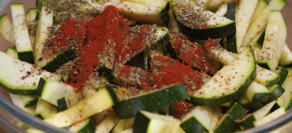 Restovaná cuketa se sezamem a koprem s jogurtovo-česnekovou omáčkou