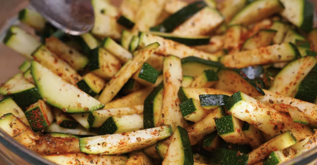 Restovaná cuketa se sezamem a koprem s jogurtovo-česnekovou omáčkou