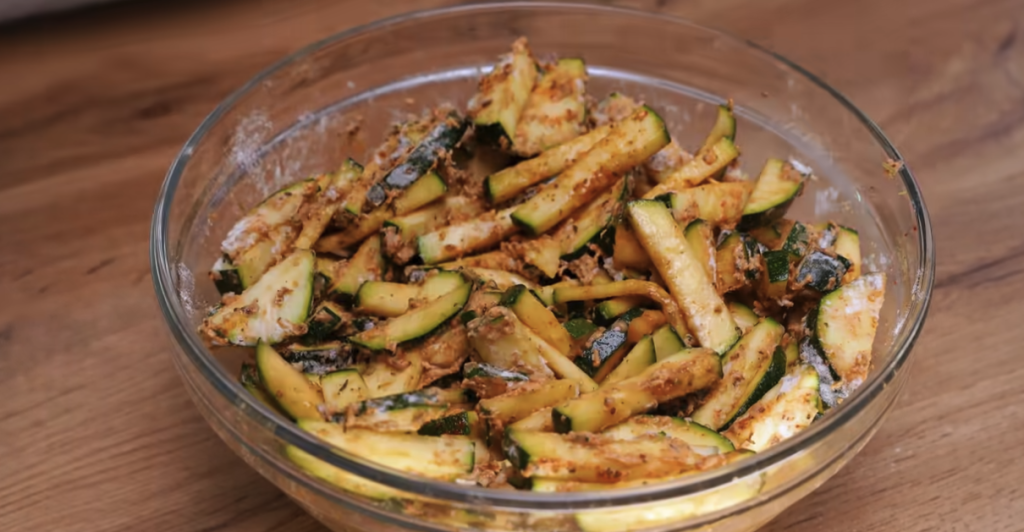 Restovaná cuketa se sezamem a koprem s jogurtovo-česnekovou omáčkou