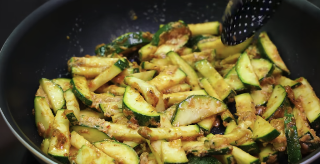 Restovaná cuketa se sezamem a koprem s jogurtovo-česnekovou omáčkou