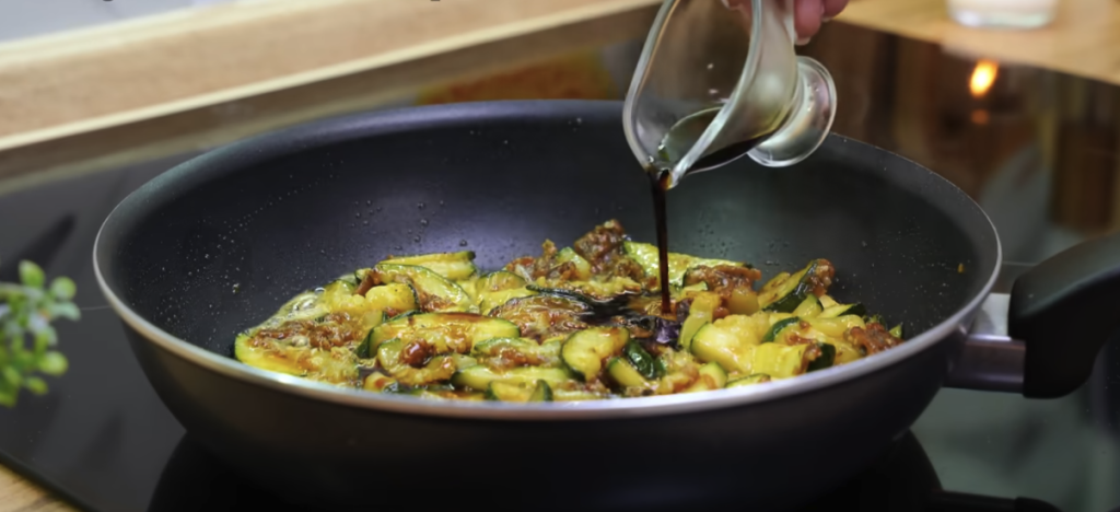 Restovaná cuketa se sezamem a koprem s jogurtovo-česnekovou omáčkou