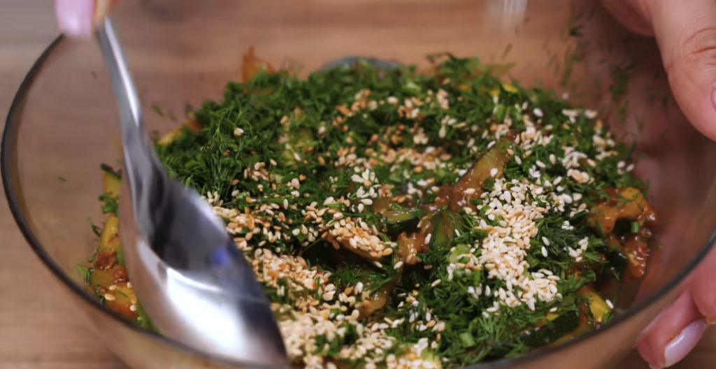 Restovaná cuketa se sezamem a koprem s jogurtovo-česnekovou omáčkou