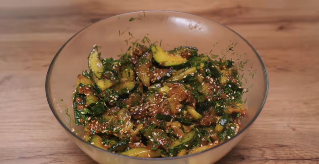 Restovaná cuketa se sezamem a koprem s jogurtovo-česnekovou omáčkou