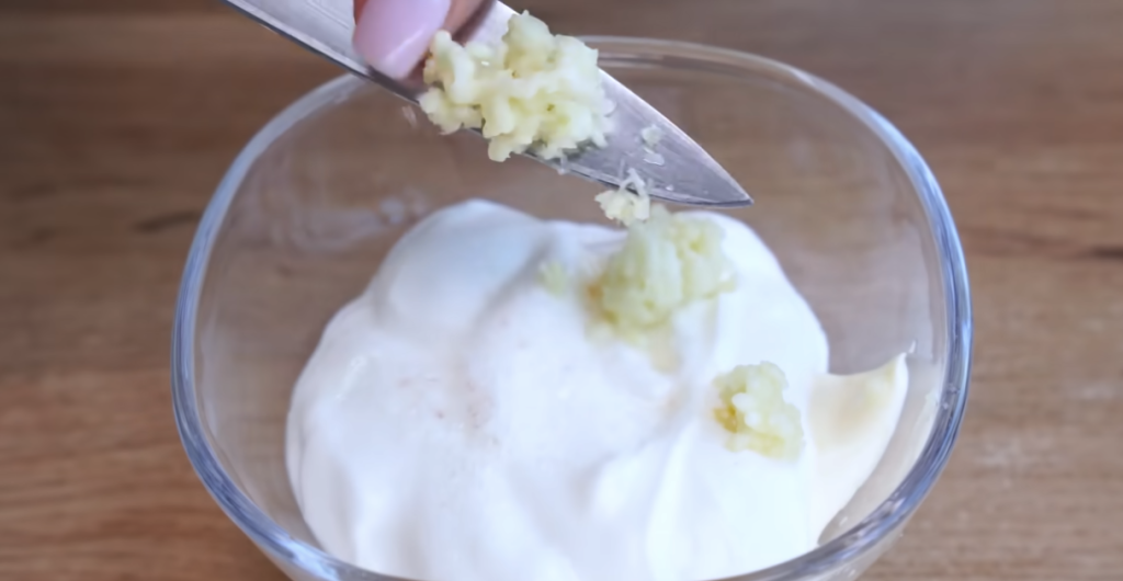 Restovaná cuketa se sezamem a koprem s jogurtovo-česnekovou omáčkou