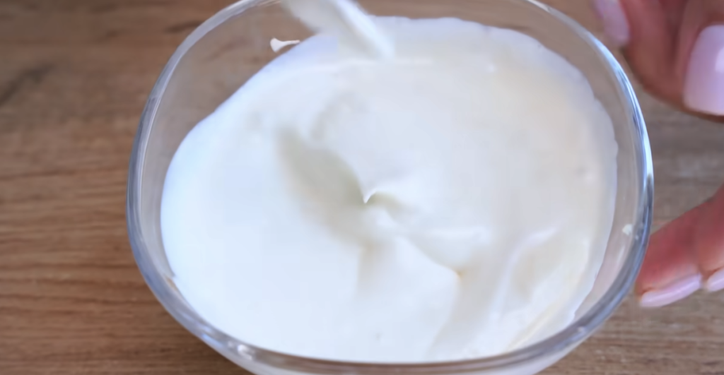 Restovaná cuketa se sezamem a koprem s jogurtovo-česnekovou omáčkou