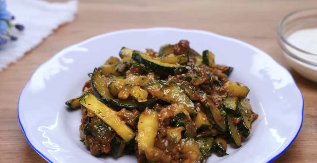 Restovaná cuketa se sezamem a koprem s jogurtovo-česnekovou omáčkou