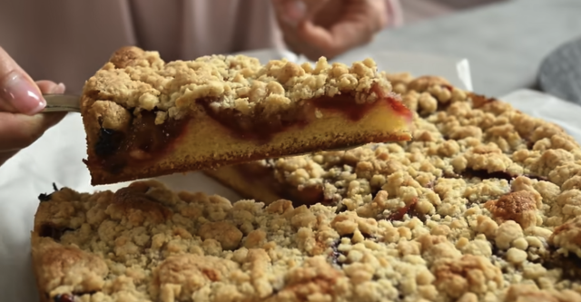 Švestkový koláč s máslovou drobenkou – tradiční recept jako od babičky