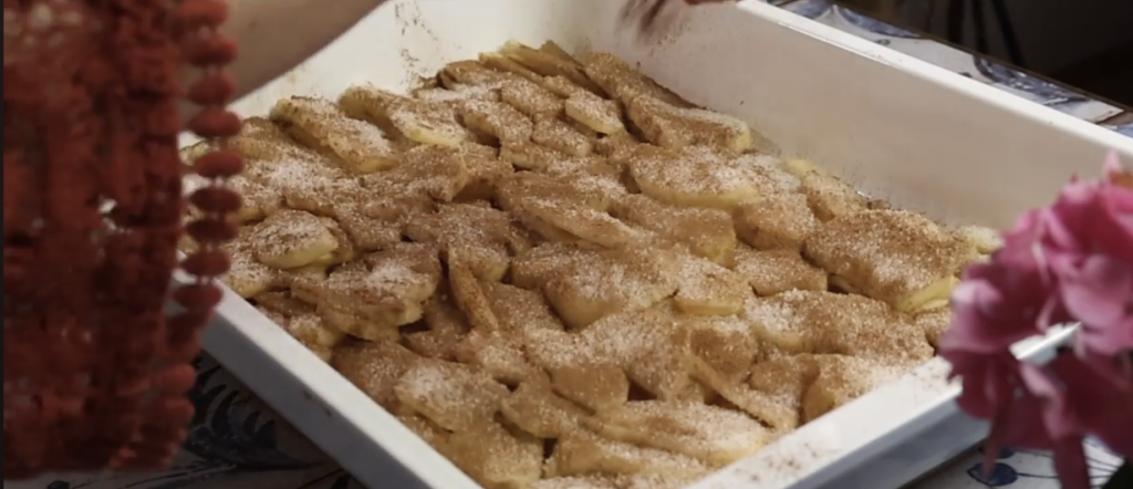 Obrácený jablečný koláč s vanilkovým krémem a čokoládovou polevou – ideální k odpolední kávě nebo jako sladká tečka po nedělním obědě