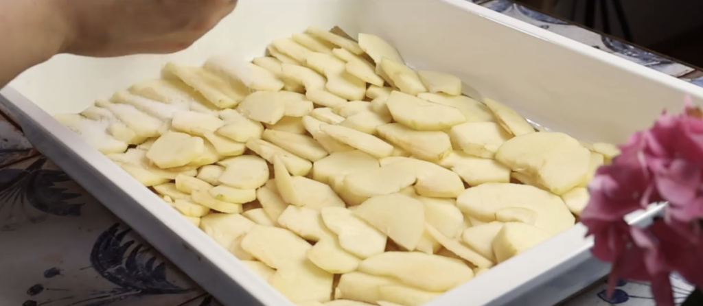 Obrácený jablečný koláč s vanilkovým krémem a čokoládovou polevou – ideální k odpolední kávě nebo jako sladká tečka po nedělním obědě