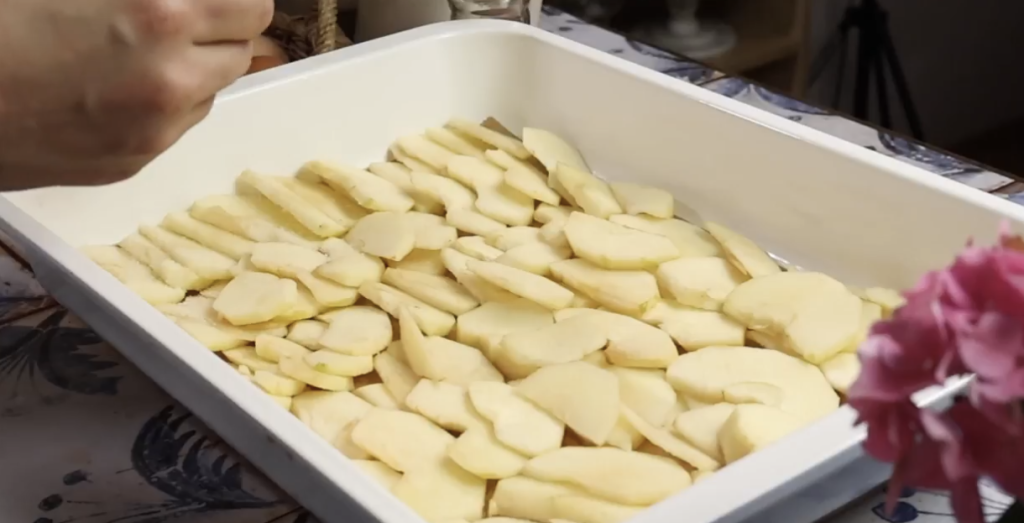 Obrácený jablečný koláč s vanilkovým krémem a čokoládovou polevou – ideální k odpolední kávě nebo jako sladká tečka po nedělním obědě