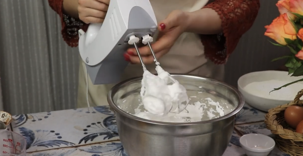 Obrácený jablečný koláč s vanilkovým krémem a čokoládovou polevou – ideální k odpolední kávě nebo jako sladká tečka po nedělním obědě