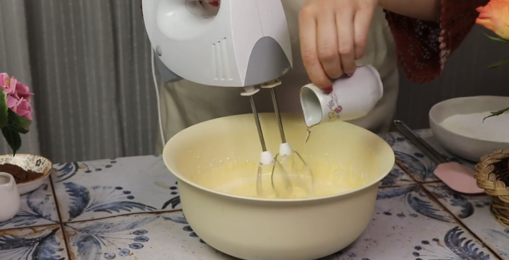 Obrácený jablečný koláč s vanilkovým krémem a čokoládovou polevou – ideální k odpolední kávě nebo jako sladká tečka po nedělním obědě