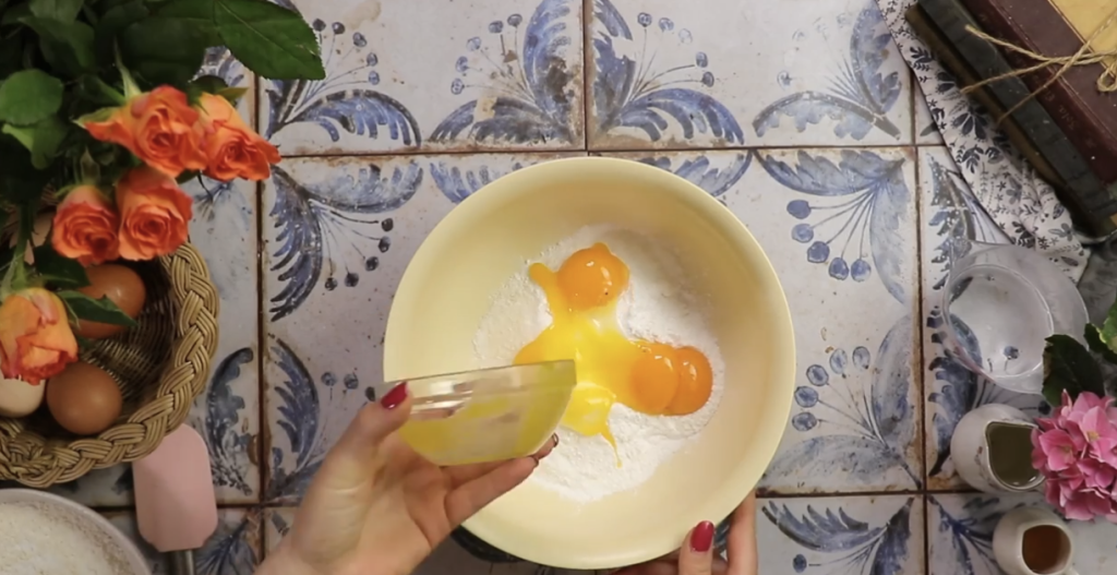 Obrácený jablečný koláč s vanilkovým krémem a čokoládovou polevou – ideální k odpolední kávě nebo jako sladká tečka po nedělním obědě