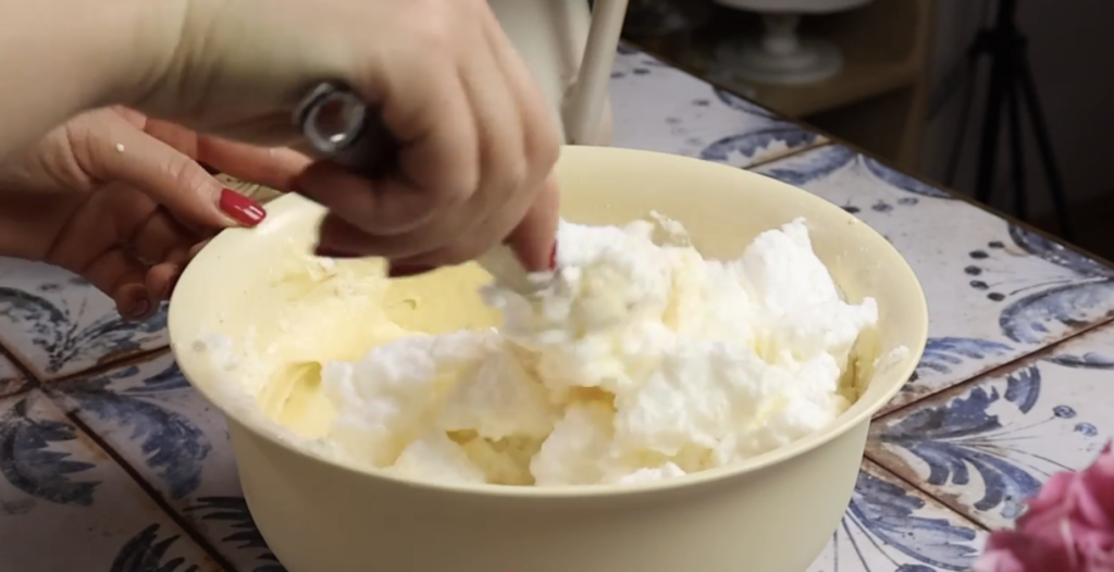 Obrácený jablečný koláč s vanilkovým krémem a čokoládovou polevou – ideální k odpolední kávě nebo jako sladká tečka po nedělním obědě