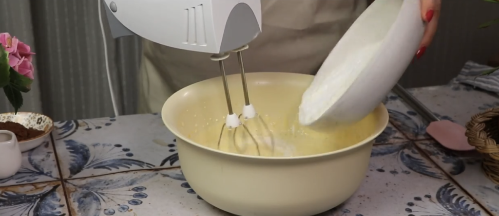 Obrácený jablečný koláč s vanilkovým krémem a čokoládovou polevou – ideální k odpolední kávě nebo jako sladká tečka po nedělním obědě