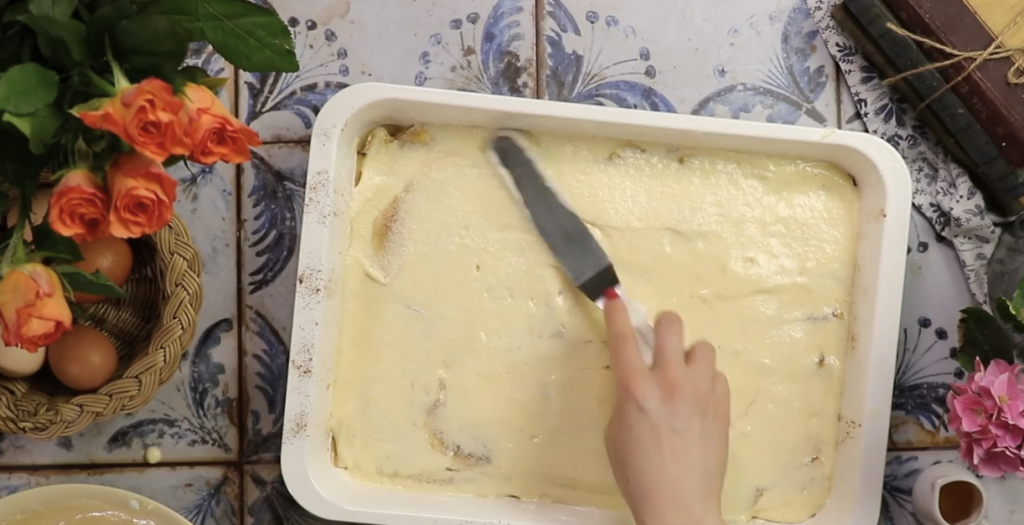 Obrácený jablečný koláč s vanilkovým krémem a čokoládovou polevou – ideální k odpolední kávě nebo jako sladká tečka po nedělním obědě