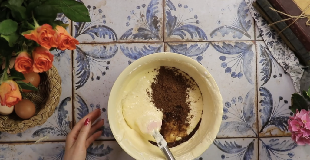 Obrácený jablečný koláč s vanilkovým krémem a čokoládovou polevou – ideální k odpolední kávě nebo jako sladká tečka po nedělním obědě