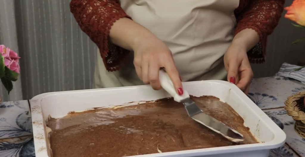 Obrácený jablečný koláč s vanilkovým krémem a čokoládovou polevou – ideální k odpolední kávě nebo jako sladká tečka po nedělním obědě