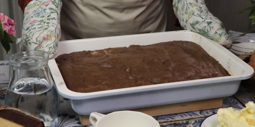 Obrácený jablečný koláč s vanilkovým krémem a čokoládovou polevou – ideální k odpolední kávě nebo jako sladká tečka po nedělním obědě