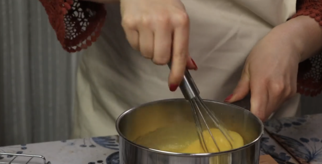 Obrácený jablečný koláč s vanilkovým krémem a čokoládovou polevou – ideální k odpolední kávě nebo jako sladká tečka po nedělním obědě