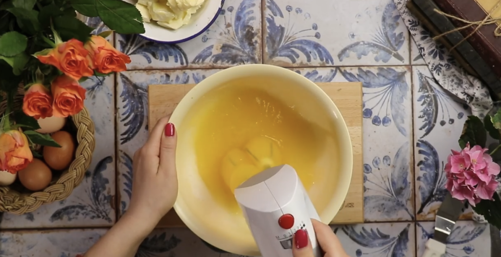 Obrácený jablečný koláč s vanilkovým krémem a čokoládovou polevou – ideální k odpolední kávě nebo jako sladká tečka po nedělním obědě