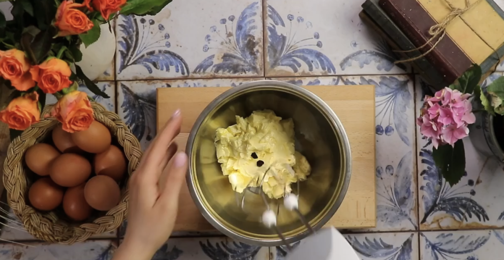 Obrácený jablečný koláč s vanilkovým krémem a čokoládovou polevou – ideální k odpolední kávě nebo jako sladká tečka po nedělním obědě