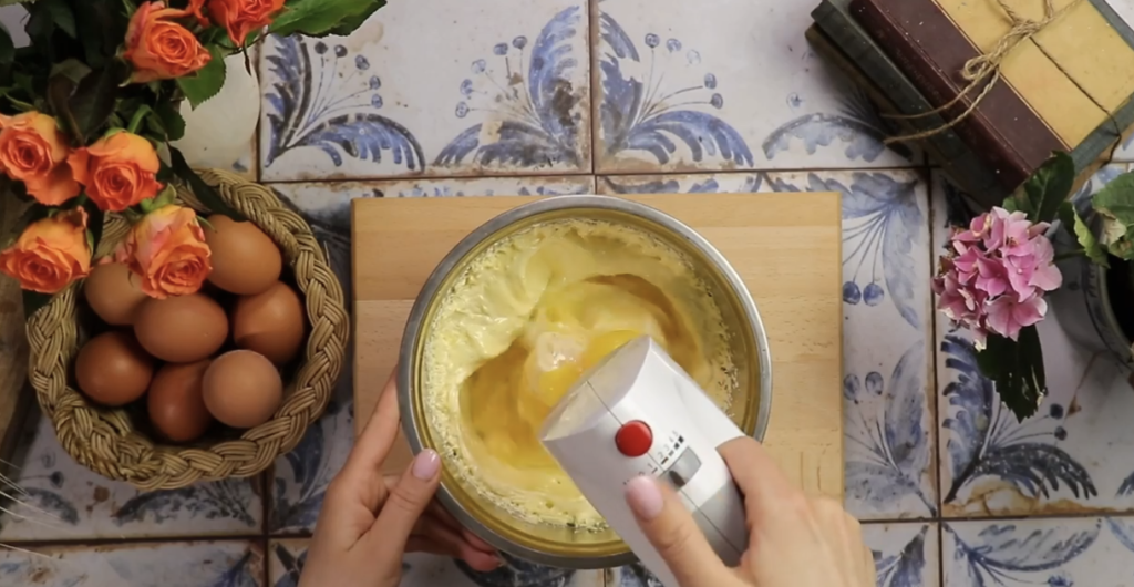 Obrácený jablečný koláč s vanilkovým krémem a čokoládovou polevou – ideální k odpolední kávě nebo jako sladká tečka po nedělním obědě