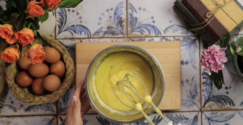 Obrácený jablečný koláč s vanilkovým krémem a čokoládovou polevou – ideální k odpolední kávě nebo jako sladká tečka po nedělním obědě