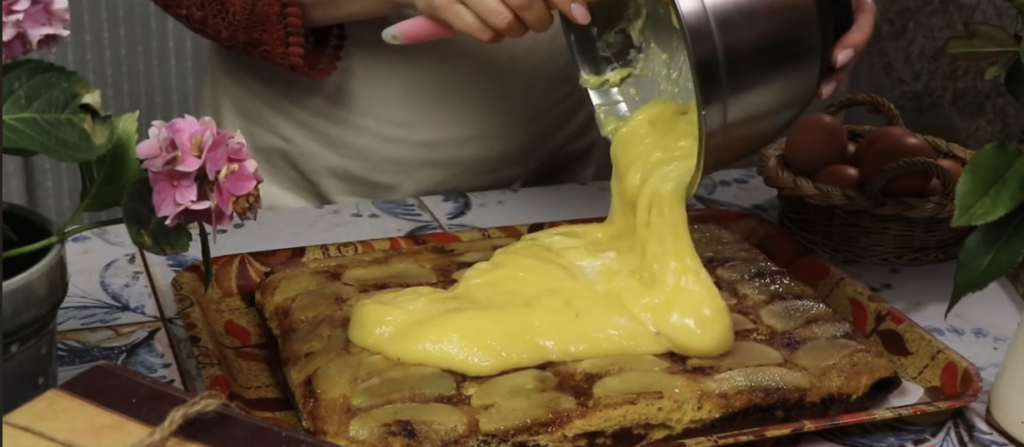 Obrácený jablečný koláč s vanilkovým krémem a čokoládovou polevou – ideální k odpolední kávě nebo jako sladká tečka po nedělním obědě