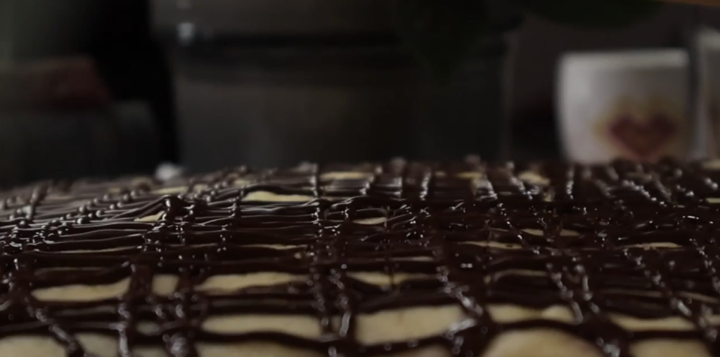 Obrácený jablečný koláč s vanilkovým krémem a čokoládovou polevou – ideální k odpolední kávě nebo jako sladká tečka po nedělním obědě