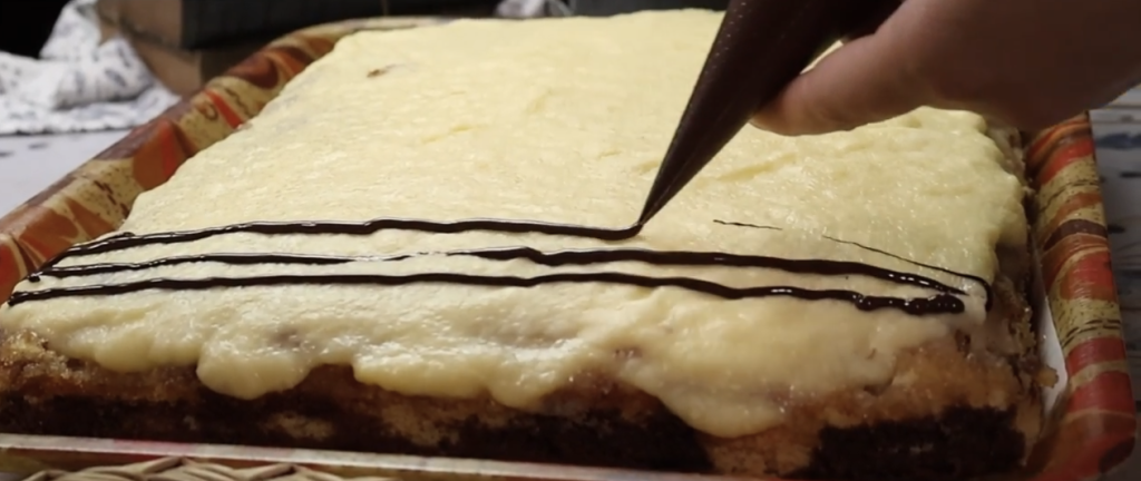 Obrácený jablečný koláč s vanilkovým krémem a čokoládovou polevou – ideální k odpolední kávě nebo jako sladká tečka po nedělním obědě