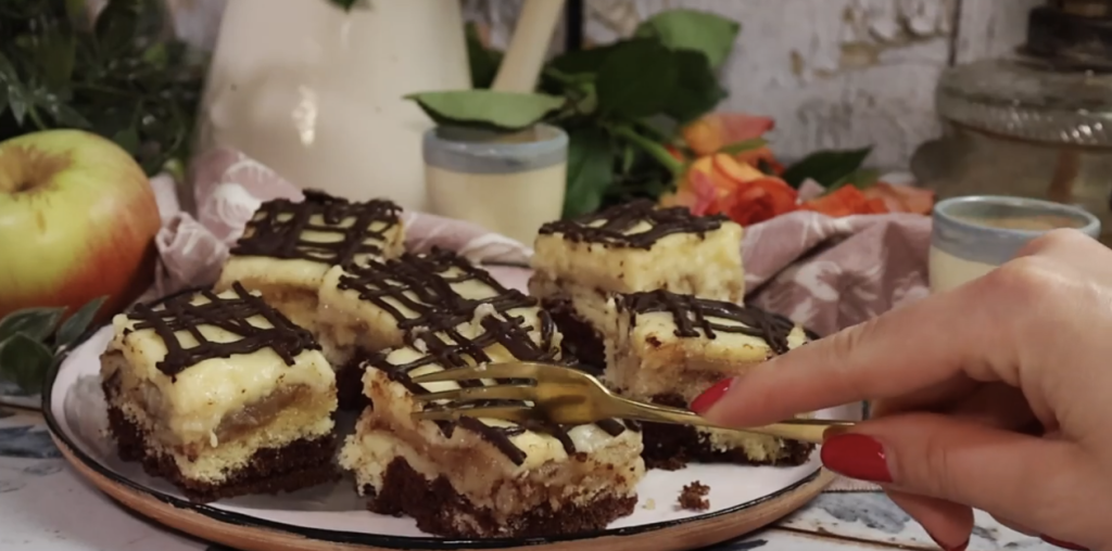 Obrácený jablečný koláč s vanilkovým krémem a čokoládovou polevou – ideální k odpolední kávě nebo jako sladká tečka po nedělním obědě