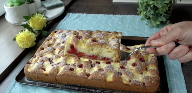 Tvarohový koláč s lesním ovocem a jemnou krémovou náplní – ideální k šálku horkého čaje