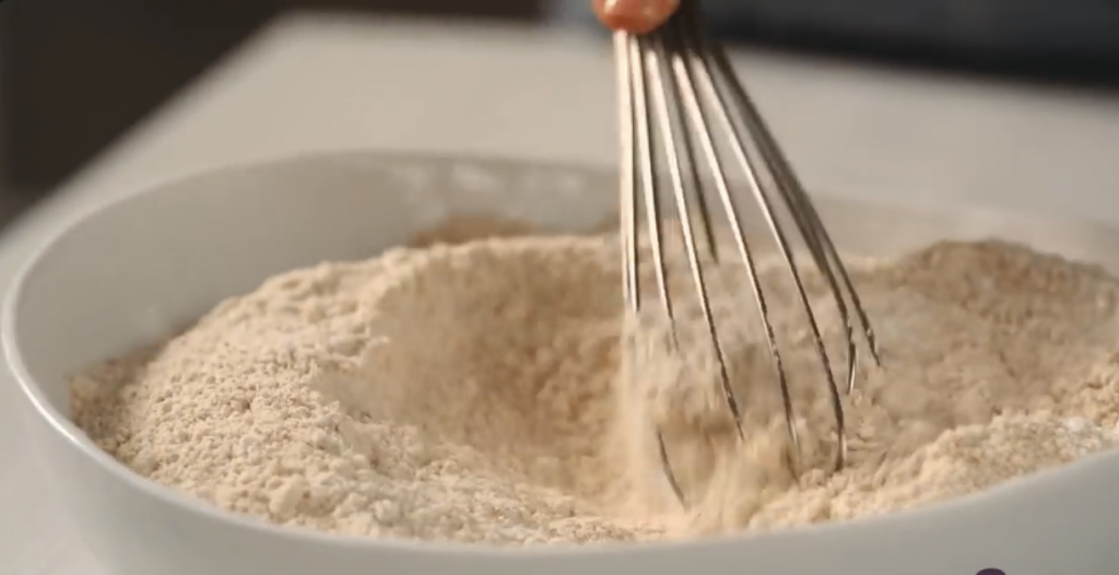 Jablečný koláč z pohankové a špaldové mouky – ideální k odpolední kávě, rodinnému posezení nebo jako lehký domácí dezert