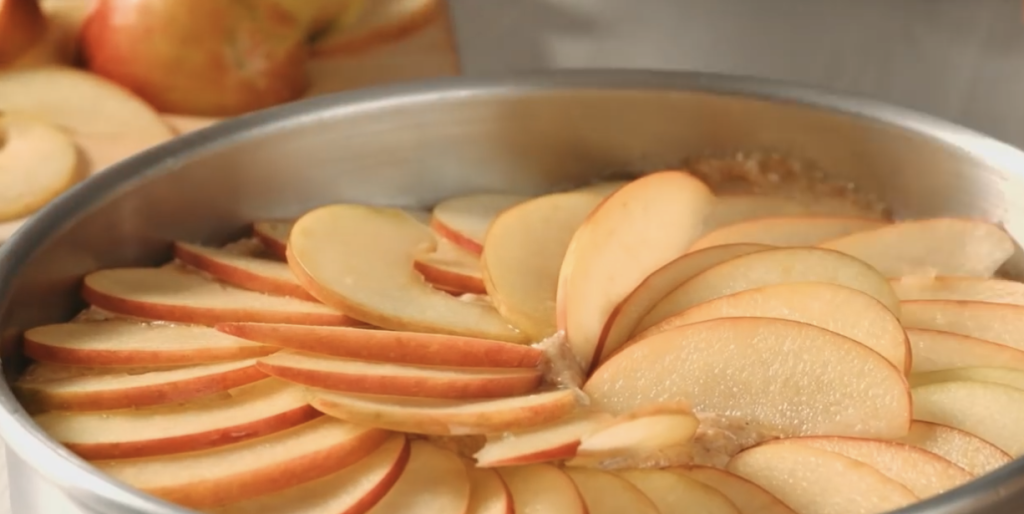 Jablečný koláč z pohankové a špaldové mouky – ideální k odpolední kávě, rodinnému posezení nebo jako lehký domácí dezert