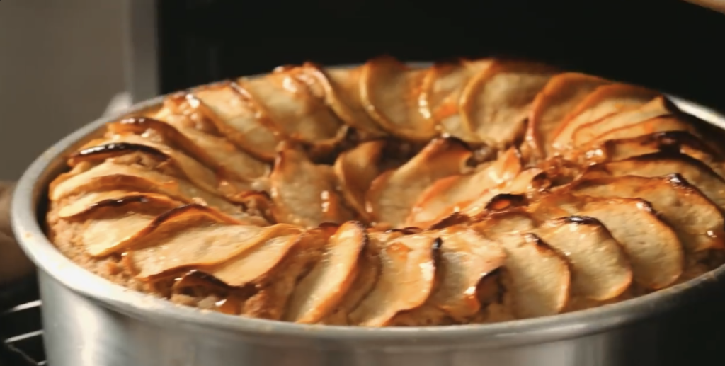 Jablečný koláč z pohankové a špaldové mouky – ideální k odpolední kávě, rodinnému posezení nebo jako lehký domácí dezert