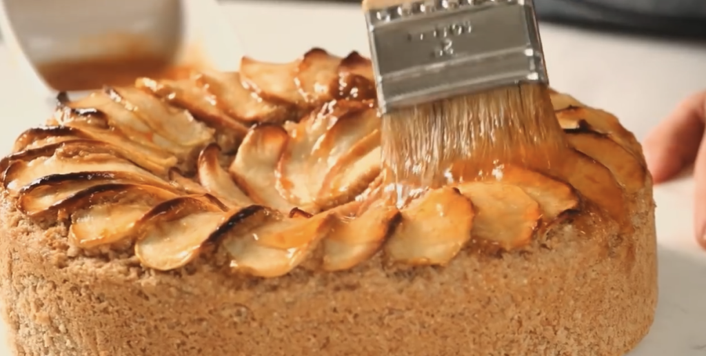 Jablečný koláč z pohankové a špaldové mouky – ideální k odpolední kávě, rodinnému posezení nebo jako lehký domácí dezert