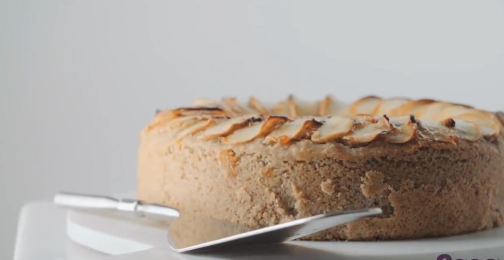 Jablečný koláč z pohankové a špaldové mouky – ideální k odpolední kávě, rodinnému posezení nebo jako lehký domácí dezert