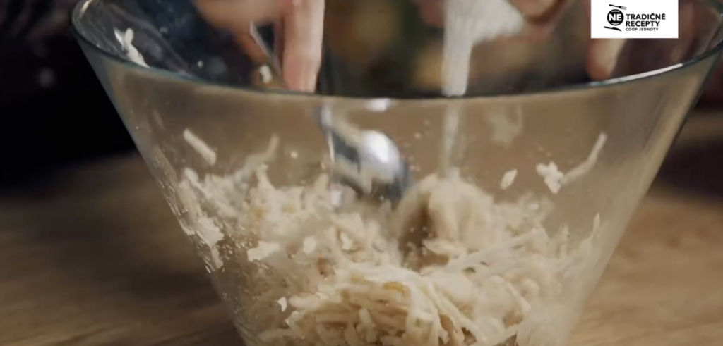 Nadýchaný jablečný krémeš s krémovou, šlehačkovou a čokoládovou vrstvou