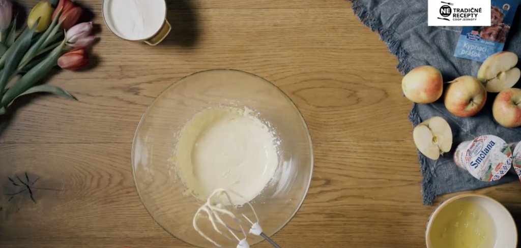 Nadýchaný jablečný krémeš s krémovou, šlehačkovou a čokoládovou vrstvou