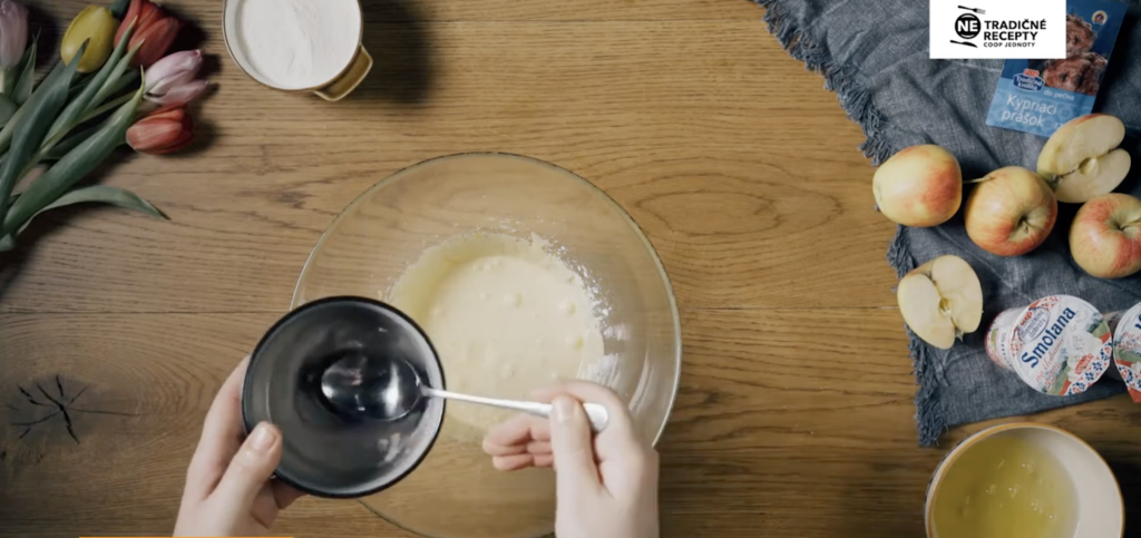 Nadýchaný jablečný krémeš s krémovou, šlehačkovou a čokoládovou vrstvou