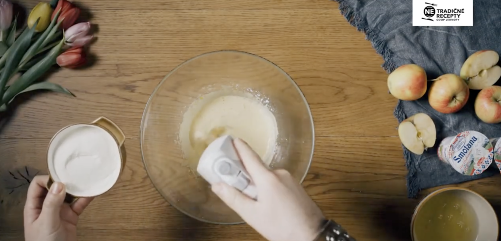 Nadýchaný jablečný krémeš s krémovou, šlehačkovou a čokoládovou vrstvou