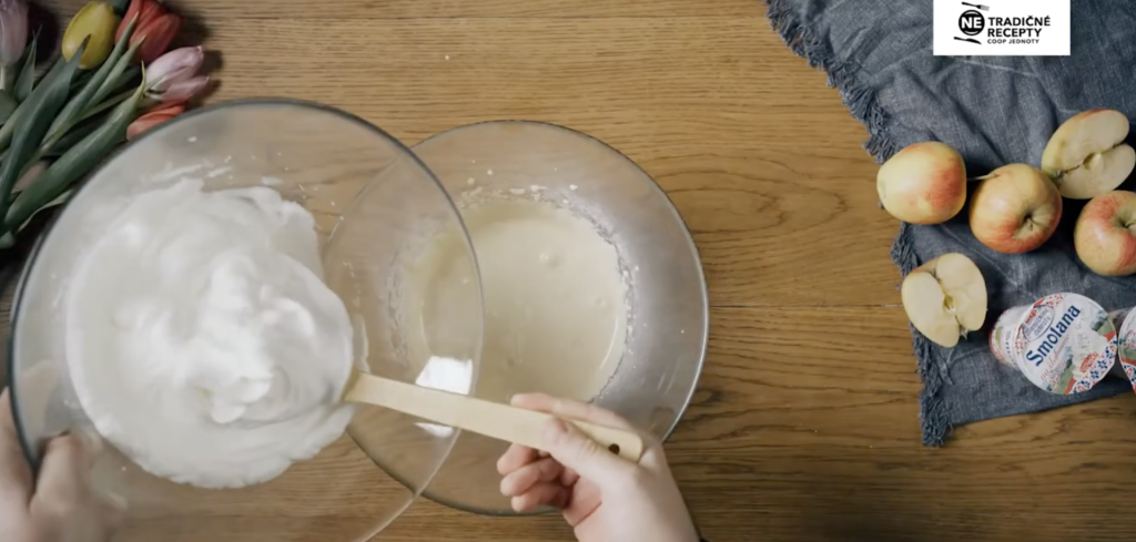 Nadýchaný jablečný krémeš s krémovou, šlehačkovou a čokoládovou vrstvou